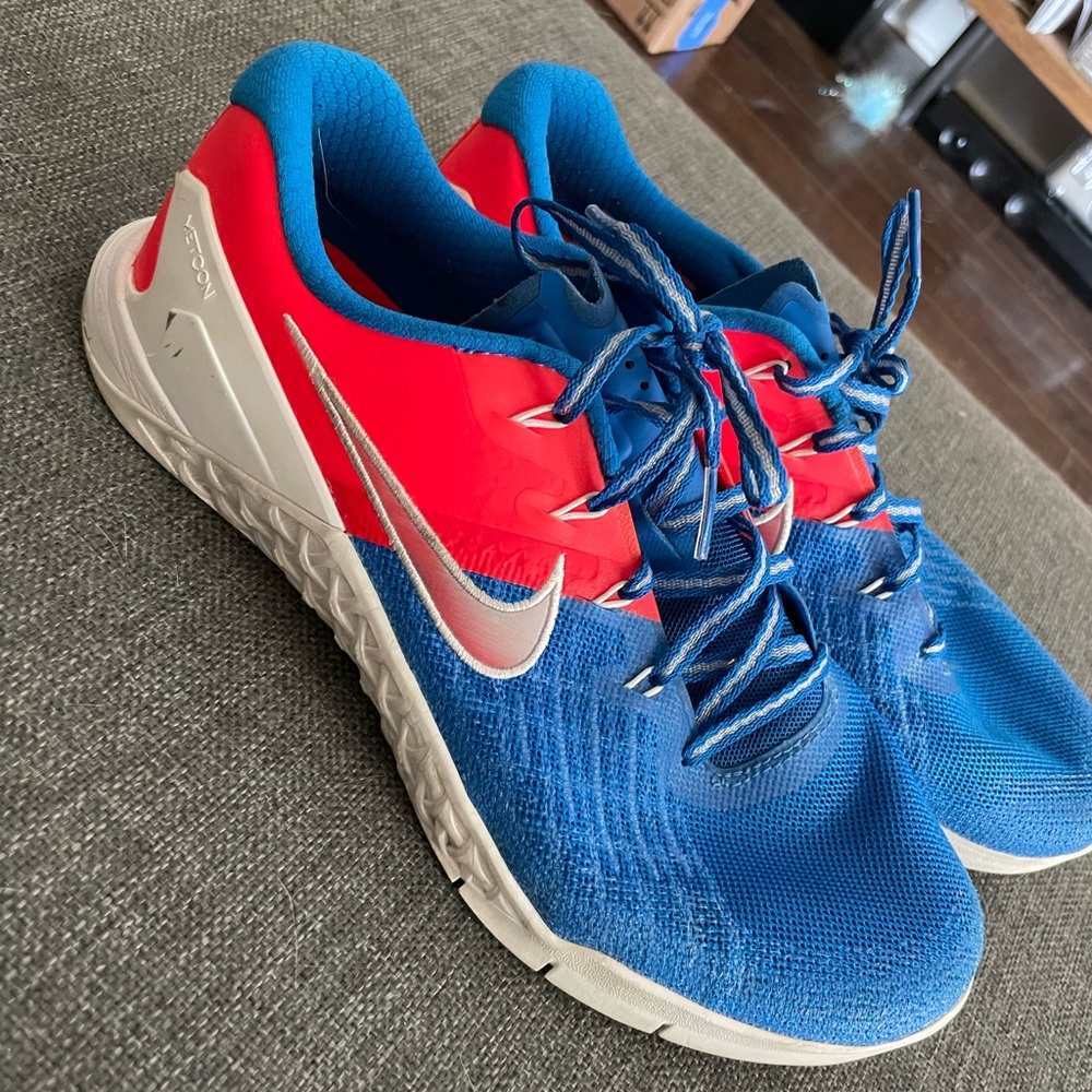Nike Metcon RWB with holographic Nike swoosh. Mens 8.5, womens 10